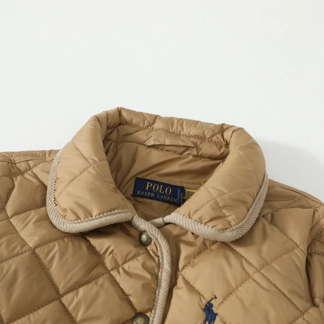 P350 #R53 Ralph Lauren Diamond Quilted Cotton Clothes Women's Tops Retro college style, classic diamond quilting, retro and warmth coexist. When delicate quilting stitches meet the three-dimensional diamond pattern, a warm cotton jacket with a college atmosphere. Exquisite details interpret autumn and winter textured outfits. 4-color versatile style, easy to control various occasions. Black classic｜Low-key high-end that never goes wrong Navy blue is calm | Quiet and intellectual temperament; Khaki is gentle | Creates a warm retro atmosphere; White is fresh | A touch of light halo in winter. Ingenuity is evident in the details, and the quality is at your fingertips. Customized metal buttons embellish the placket. Exquisite embroidery on the chest highlights the brand genes. 120g high-fill cotton is evenly filled. Commuting scene: Pair with straight trousers + loafers. Casual everyday: layered knitted skirt + short boots. College style: combination of jeans + canvas shoes. This winter, let the diamond pattern add elegance to you. Use a classic cotton coat to write your own retro fashion narrative. Color: Navy blue, black, white, khaki. Size: S M L XL. Bust: 107 111 115 119. Length: 65 66 67 68 Sleeve length: 64 64 64 64 Shoulder width: 42 43 44 45 S size: recommended within 100 catties M size: recommended within 120 catties L size: recommended within 140 catties XL size: recommended within 160 catties